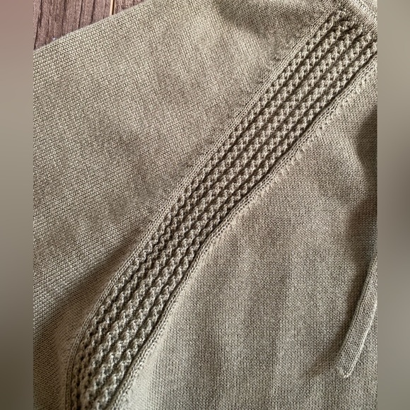 Athleta Evergreen Hooded Knit Sweater Olive Green
Casual Pullover XSmall hoodie - Picture 4 of 11